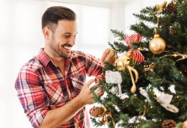 adam bir Noel ağacı süsleme