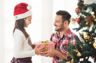 Baba ve kızı yılbaşı hediyesi açma