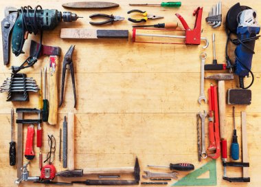 Ahşap bir masa üstünde çeşitli alet. Arka plan