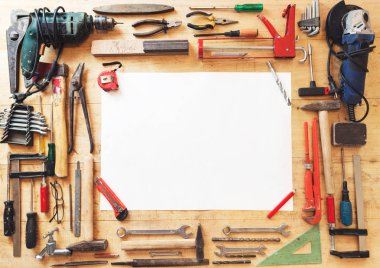 Çeşitli araçlar ve Kağıt ahşap bir masa üzerinde