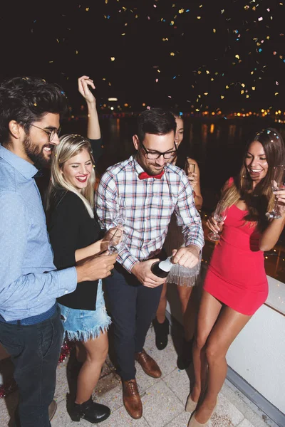 Grupo Pessoas Fazendo Uma Festa Telhado — Fotografia de Stock