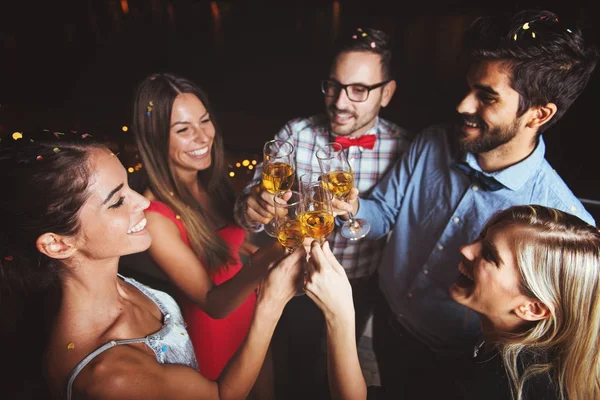 Grupo Pessoas Fazendo Uma Festa Telhado — Fotografia de Stock