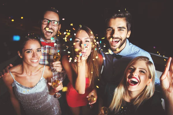 Grupo Pessoas Fazendo Uma Festa Telhado — Fotografia de Stock