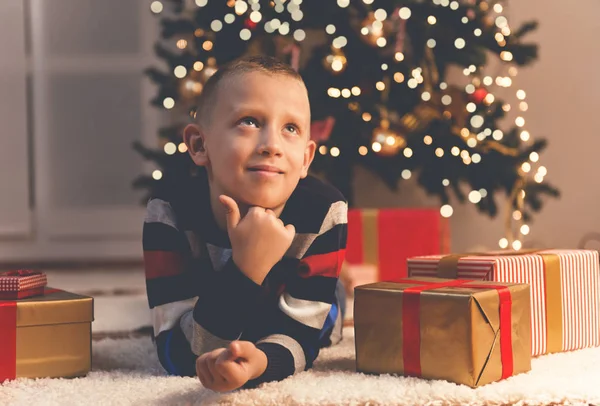 Schattige Kleine Jongen Met Presenteert Kerstavond Denken — Stockfoto