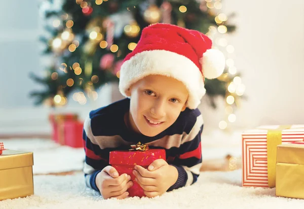 Schattige Kleine Jongen Met Heden Kerstavond Denken — Stockfoto