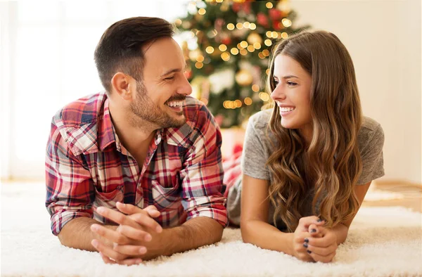 Jovem Casal Amoroso Uma Manhã Natal — Fotografia de Stock