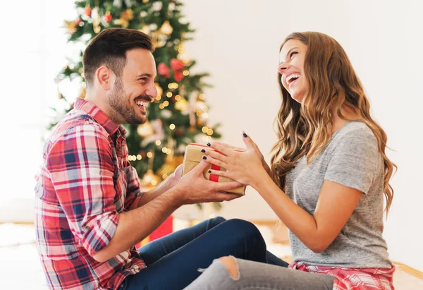 Jovem Casal Amoroso Com Presente Uma Manhã Natal — Fotografia de Stock