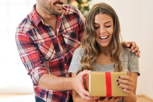 Jovem Casal Amoroso Com Presente Uma Manhã Natal — Fotografia de Stock