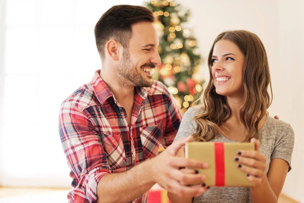 Jovem Casal Amoroso Com Presente Uma Manhã Natal — Fotografia de Stock