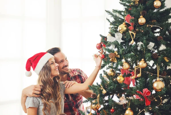 Mladý Pár Milující Zdobení Vánočního Stromu — Stock fotografie