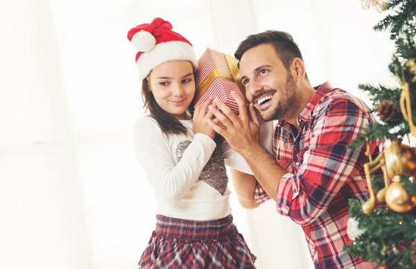 Pai Filha Abrindo Presente Natal — Fotografia de Stock