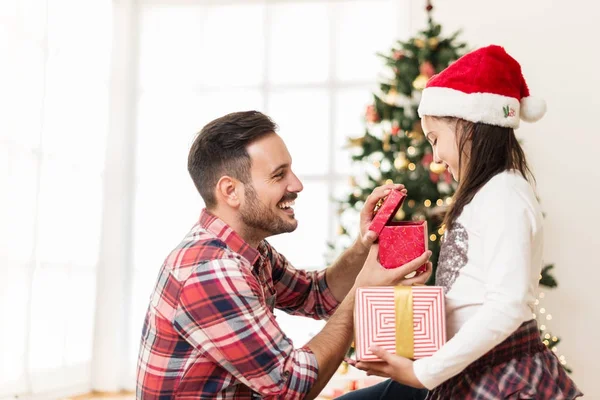 Padre Figlia Aprono Regali Natale — Foto Stock