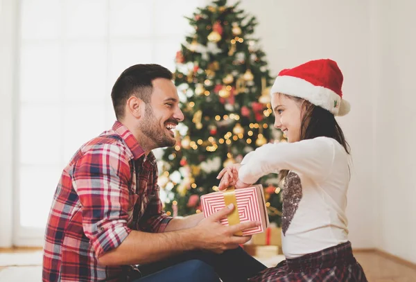 Pai Filha Abrindo Presente Natal — Fotografia de Stock