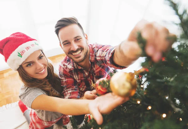 Jovem Casal Amoroso Decoração Árvore Natal — Fotografia de Stock
