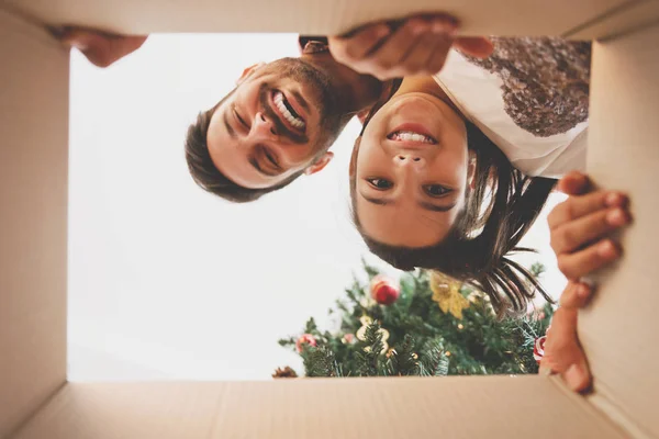 Pai Filha Abrindo Presente Natal — Fotografia de Stock