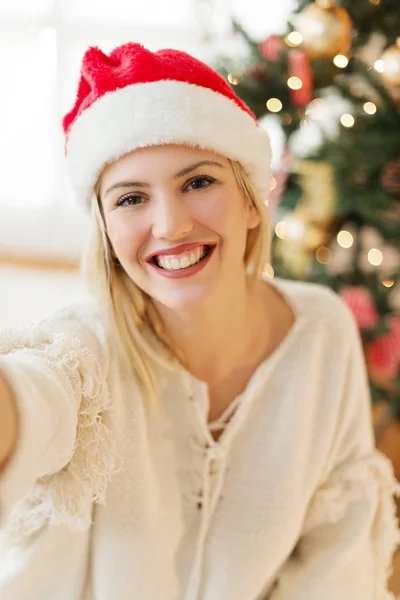 Młoda Piękna Kobieta Biorąc Selfie Boże Narodzenie — Zdjęcie stockowe