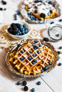 lezzetli waffle ve yaban mersini masada, kapat