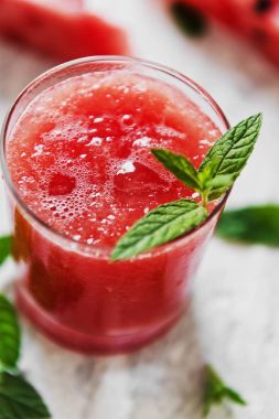 taze, lezzetli ve serinletici karpuz suyu