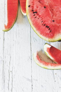 Tahta masada taze karpuz.