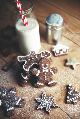 Noel kurabiye ve süt karanlık bir tablo