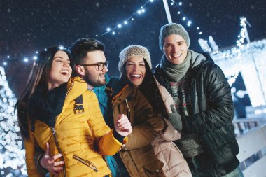 Gençler eğleniyor bir kış akşamı