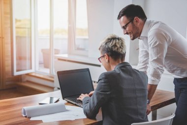 ofiste bir dizüstü bilgisayar üzerinde çalışan genç iş adamları 