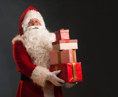 Noel Baba gri arka plan üzerinde izole hediyeler ile  