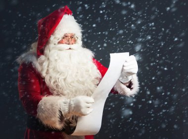 Noel Baba okuma mektup koyu arka plan üzerinde