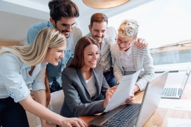 İş adamları birlikte bir proje üzerinde çalışıyor