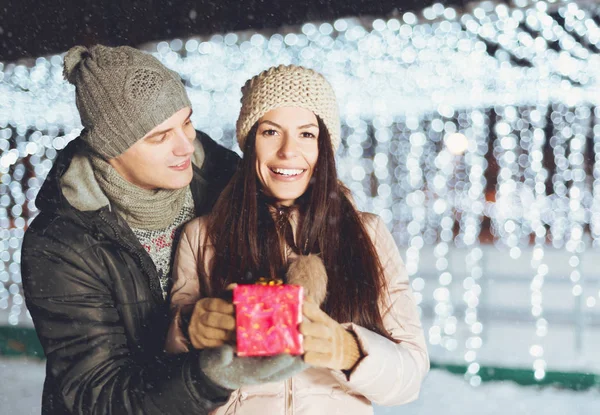 Jovem Dando Presente Para Sua Namorada Livre Uma Noite Inverno — Fotografia de Stock