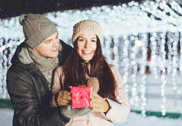 Junger Mann Beschenkt Seine Freundin Einem Winterabend Freien — Stockfoto