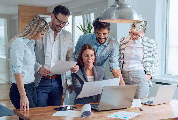 Деловые люди, работающие вместе над проектом
