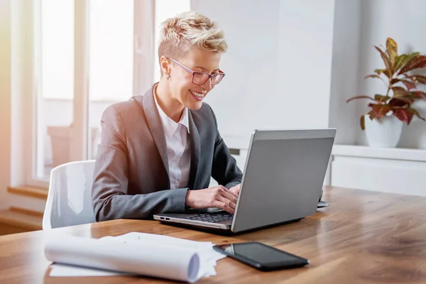 Jonge Zakenvrouw Werken Een Laptop Kantoor — Stockfoto