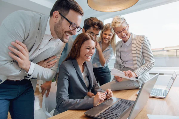 Mensen Uit Het Bedrijfsleven Werken Samen Aan Een Project — Stockfoto