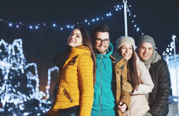 Junge Leute Haben Spaß Einem Winterabend — Stockfoto