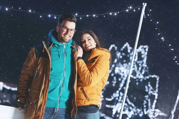 Jovem Casal Livre Uma Noite Inverno — Fotografia de Stock