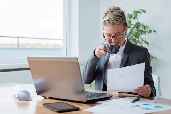 Jonge Zakenvrouw Werken Een Laptop Kantoor — Stockfoto