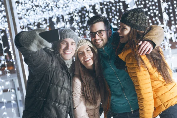 Jovens Divertindo Uma Noite Inverno Tomando Selfie — Fotografia de Stock