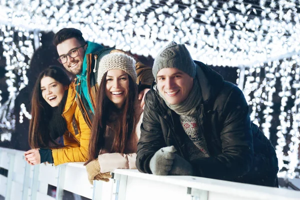 Молодые Люди Веселятся Зимним Вечером — стоковое фото