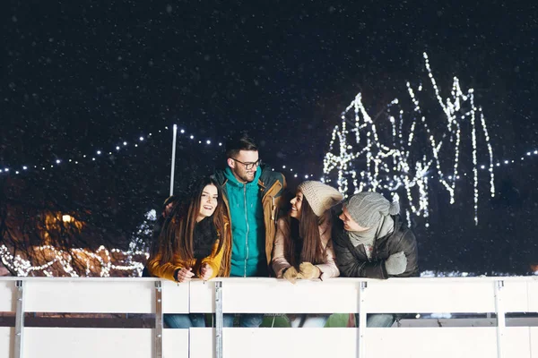 Jovens Divertindo Uma Noite Inverno — Fotografia de Stock