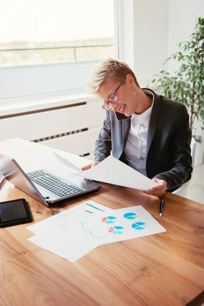 Junge Geschäftsfrau Arbeitet Laptop Und Telefoniert Büro — Stockfoto