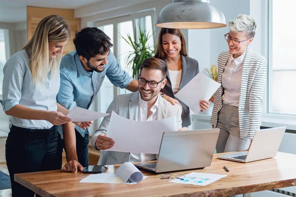 Mensen Uit Het Bedrijfsleven Werken Samen Aan Een Project — Stockfoto