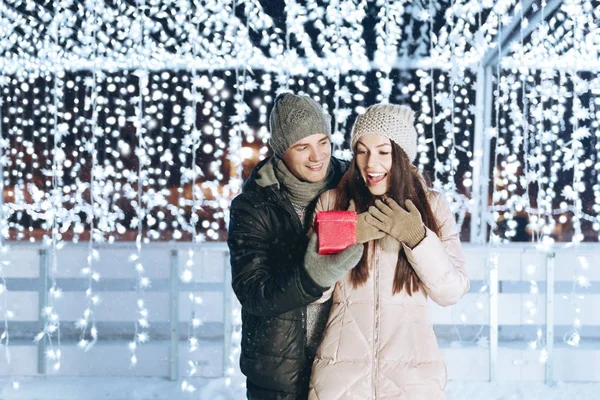 Young Man Giving Present His Girlfriend Outdoors Winter Evening — Stock Photo, Image