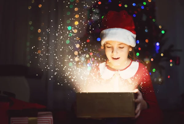 Nettes Mädchen Mit Magischen Geschenk Silvester — Stockfoto