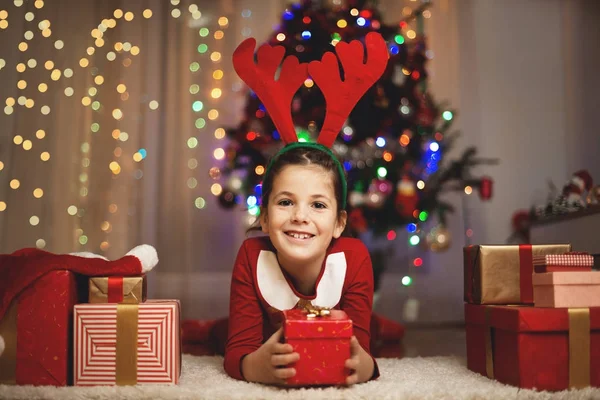 Schattig Meisje Met Presenteert New Years Eve — Stockfoto