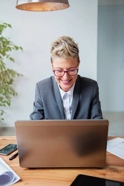 Ung Affärskvinna Arbetar Bärbar Dator Office — Stockfoto