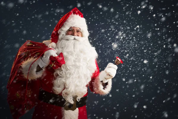 Weihnachtsmann Mit Sack Und Glocke Auf Dunklem Hintergrund — Stockfoto