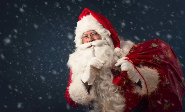 Santa Claus Stilte Ondertekenen Donkere Achtergrond — Stockfoto