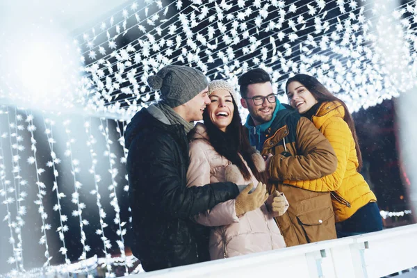 Junge Leute Haben Spaß Einem Winterabend — Stockfoto