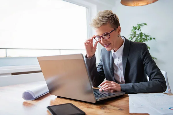 Ung Affärskvinna Arbetar Bärbar Dator Office — Stockfoto